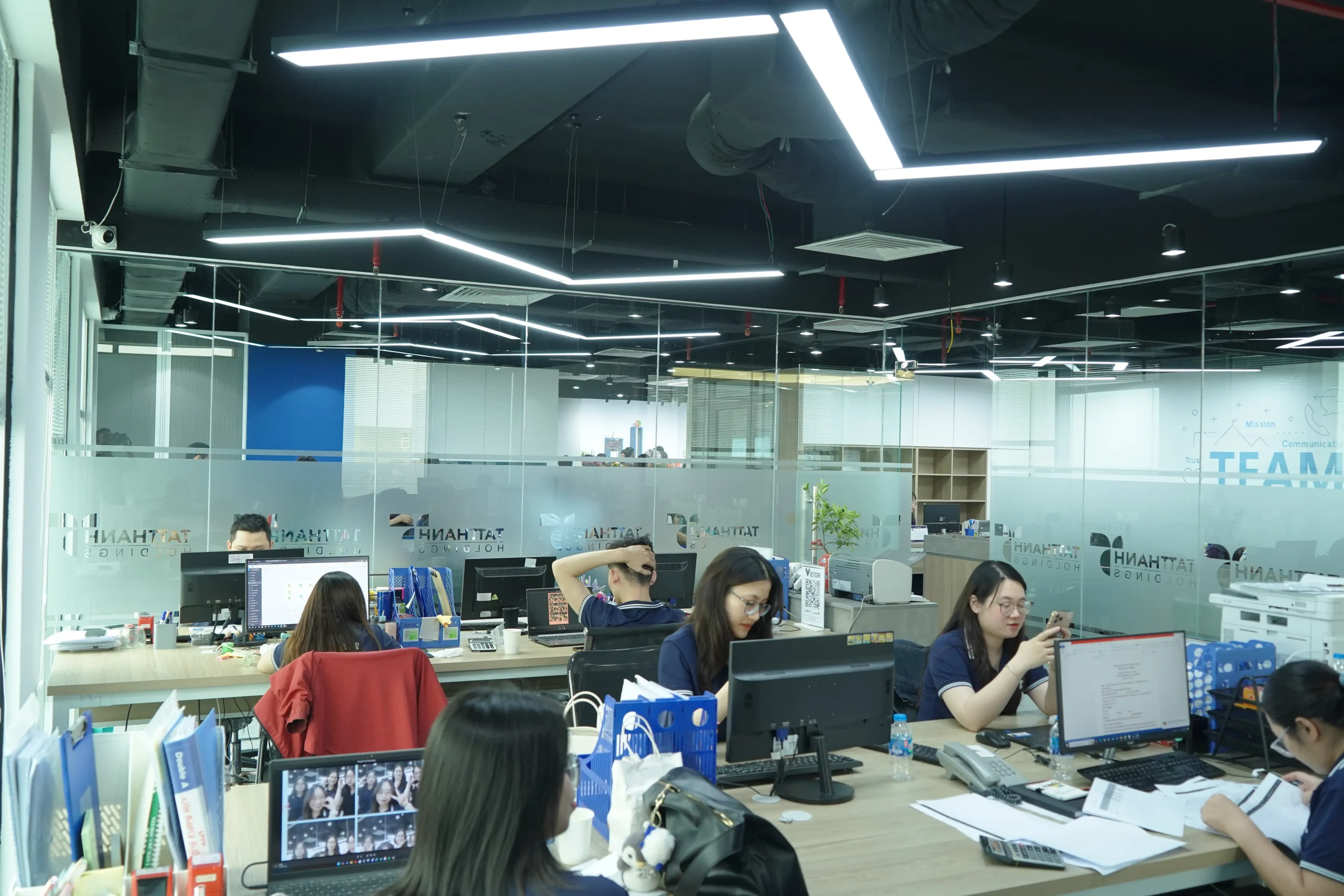 Không gian làm việc văn phòng full nội thất được setup sẵn bàn ghế và hệ thống chiếu sáng tiêu chuẩn