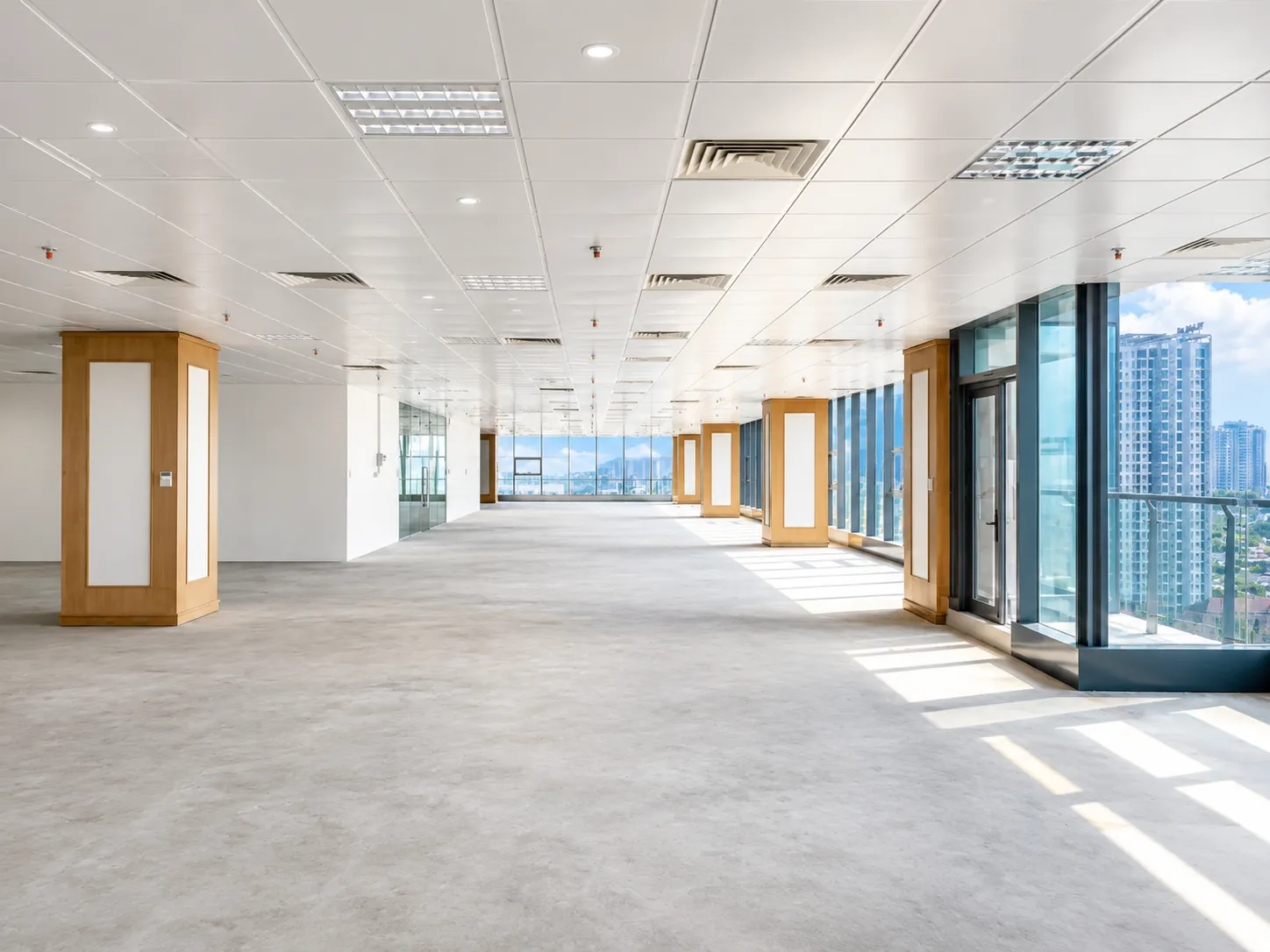Hướng nắng và hệ thống kính khi lựa chọn văn phòng view đẹp