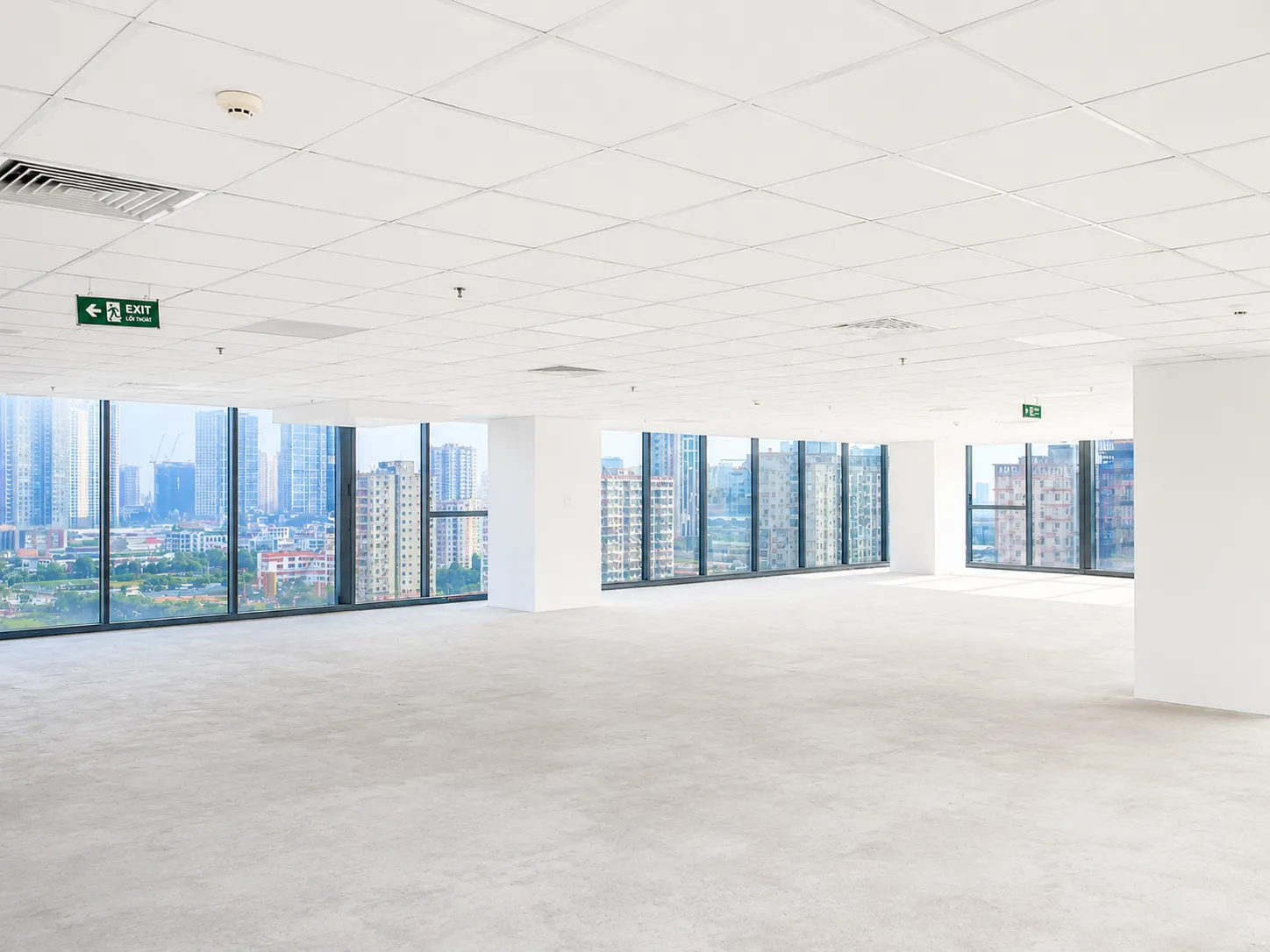 Văn phòng truyền thống mặt sàn lớn có tầm nhìn đẹp
